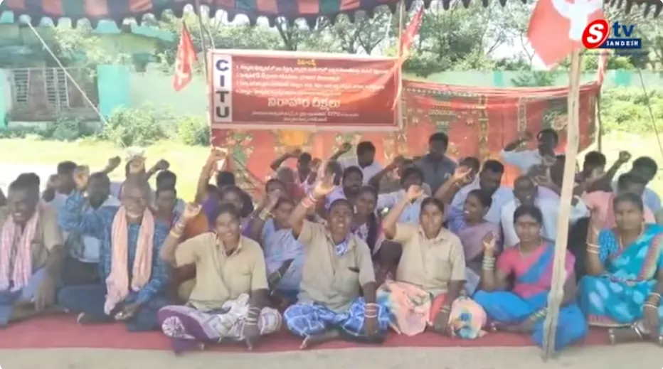 ఆరు నెలలుగా జీతాలు రాకపోవడంతో ఆందోళనకు దిగిన జిన్నారం మున్సిపల్ కార్మికులు